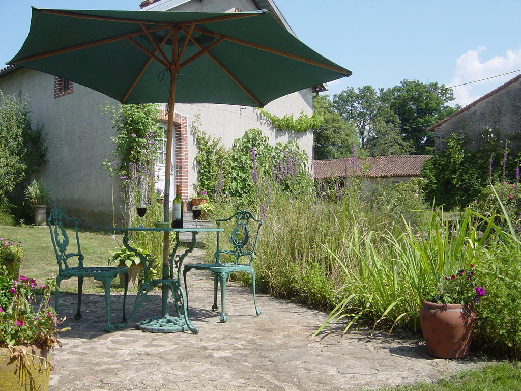 فيلا Chez Tartaud Lathus St Remy الغرفة الصورة
